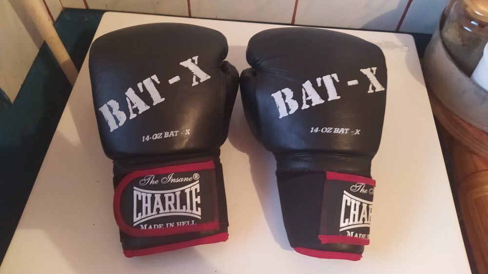 Vînd mînusi de box noi.