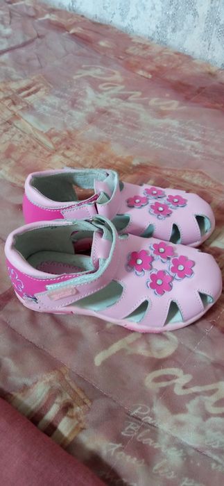Продам  новые сандали на девочку