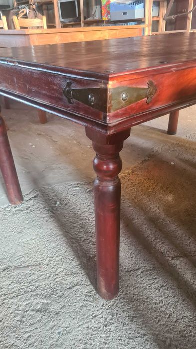 масивна маса с обкови от ковано желязо