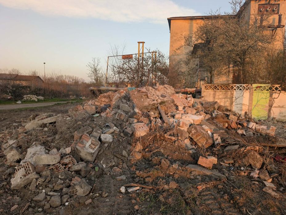 Donez gratuit moloz si stalpi de beton