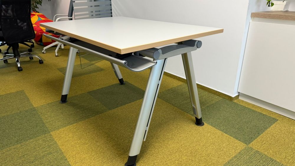 Vând masa birou din Germania, 6 buc.  în stare foarte bună.