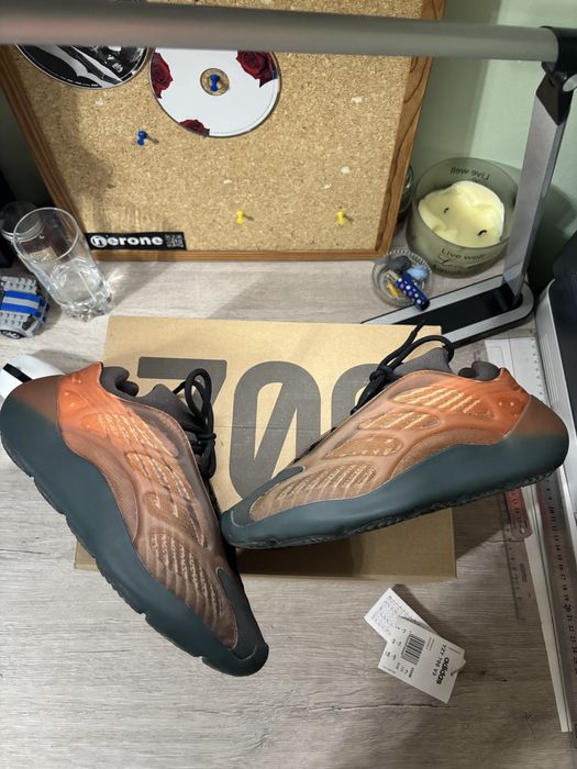 Adidas yezzy 700 copper