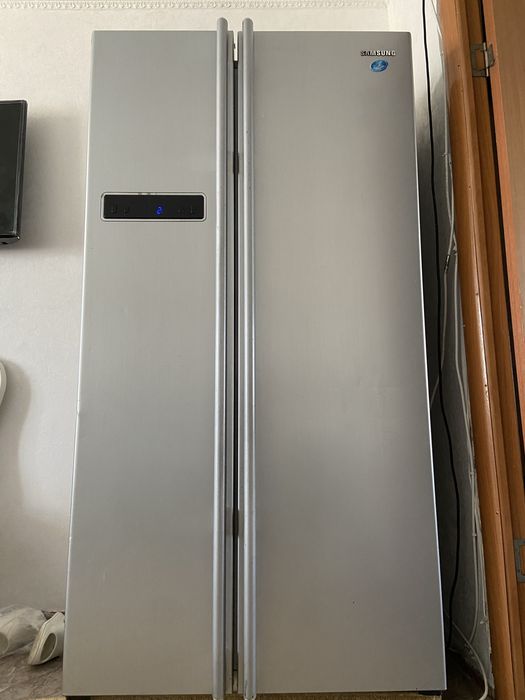 Продам холодильник Samsung side-by-side (двухдверный)