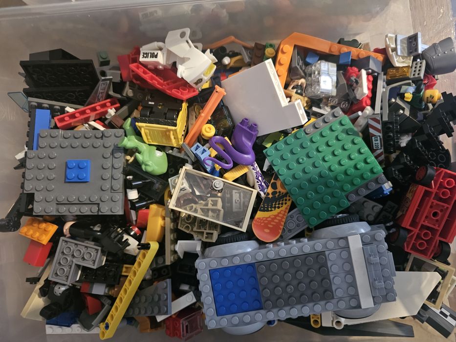 Lot LEGO vrac, 3 cutii, multe piese și figurine