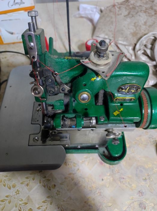 Продам швейную машинку ВЕРИТАС, в почти в отличном состоянии и Оверлок