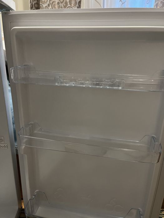 Frigider si congelator Versa.