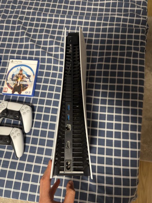 Vand PlayStation 5 (disk), doua controllere si 3 jocuri