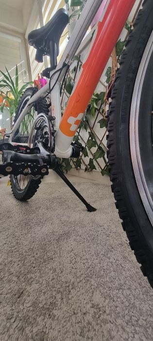 Bicicleta Cube R24 de fete