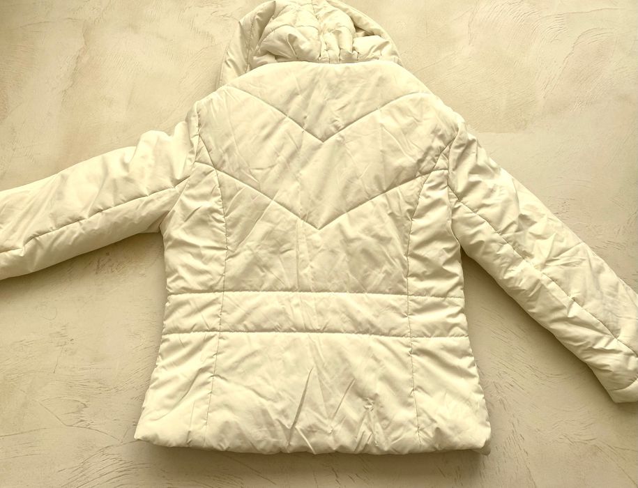 Късо бяло дамско яке размер М