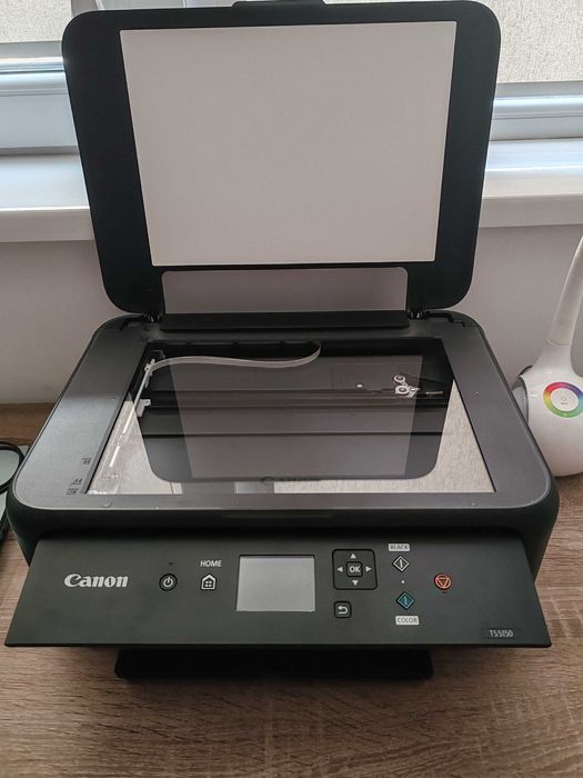 Принтер Canon цветно  и бяло