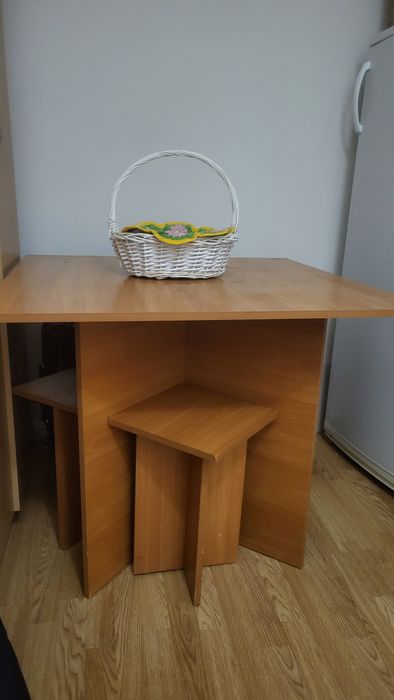 Стол с табуретками и кухонный диванчик