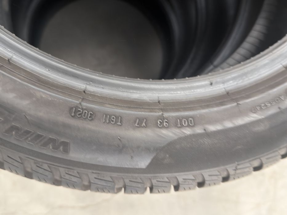 Vand 4 anvelope 225/50/18 pirelli de iarnă cu runflat ca noi