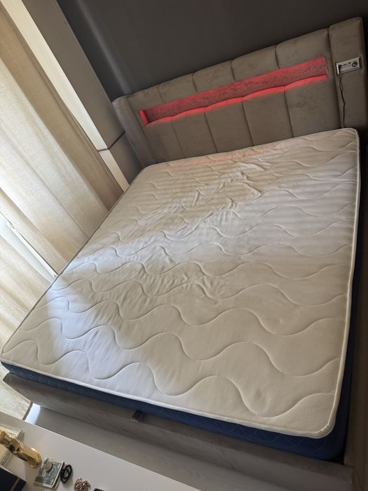 Vând Pat + Saltea 180X200 Culoare Bej Glow , Bluetooth , Boxe , Muzică , Lumini RGB , Telecomandă