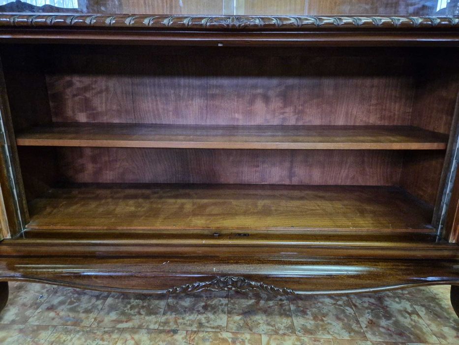 Антикварен витринен шкаф от масивен орех в стил "ЛУИ XV"