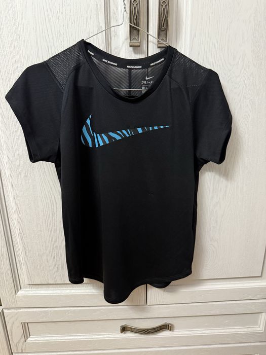 Nike женска дишаща тениска