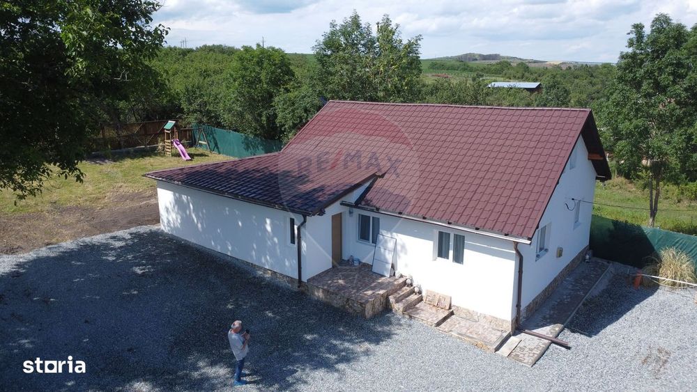 Casa finalizata recent, 2.800 mp teren Livada - Petresti de Jos