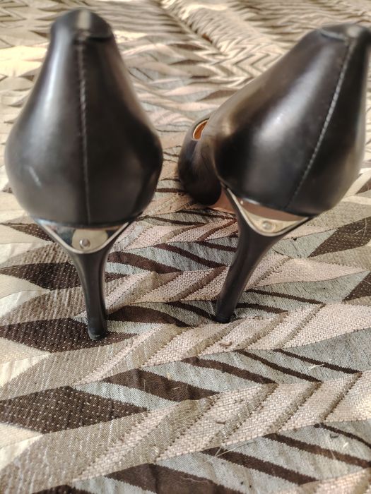 Элегантные черные туфли на каблуке