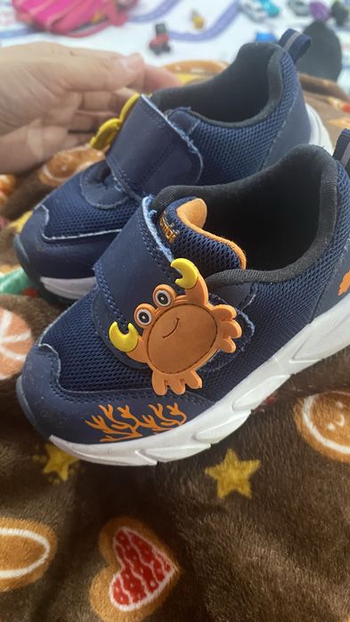 Продам детские кросовки