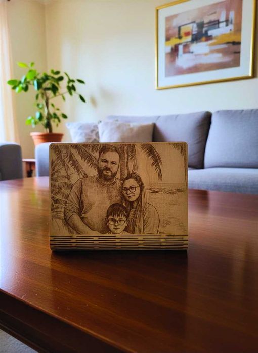 Cadou Inedit: Ramă Foto Personalizată prin Gravură și Tăiere Laser (Lemn)