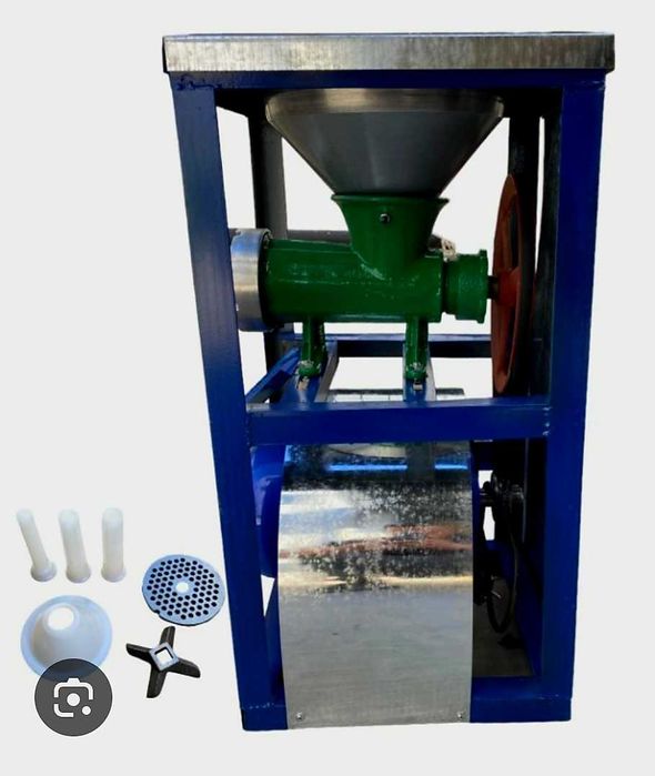 Чугунена месомелачка със стойка, двигател 1.5кВт и плот