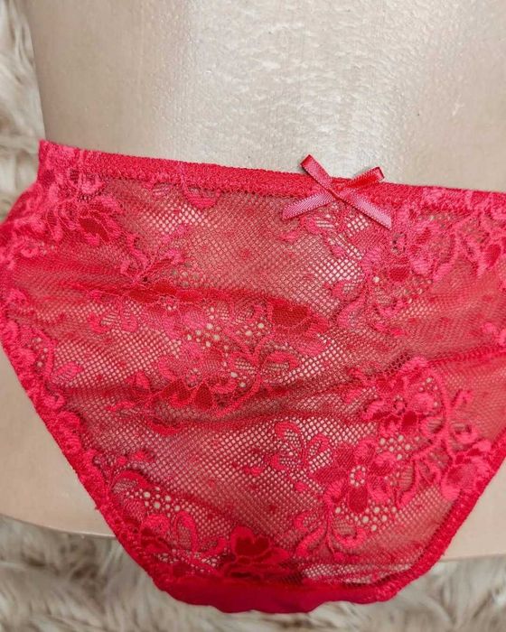 Set cu chilot tanga, material dantela, model deosebit