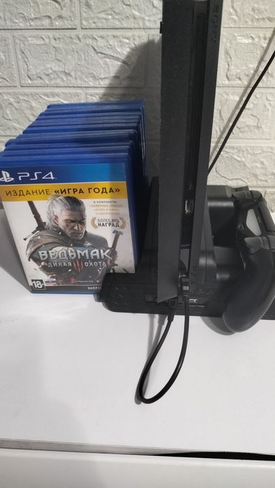 PS 4slim. 500gb с дисками и док станцией.