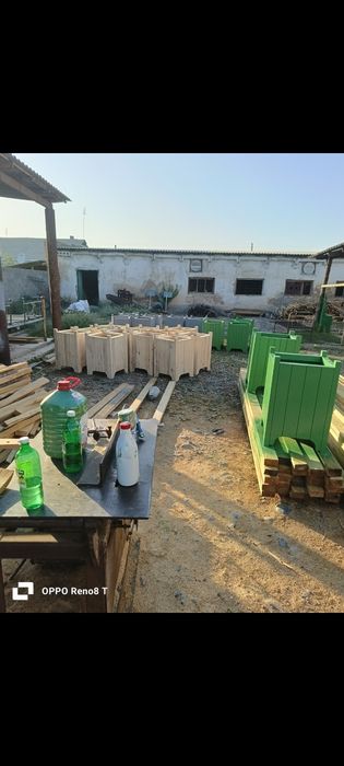 Уличные деревянные кашпо