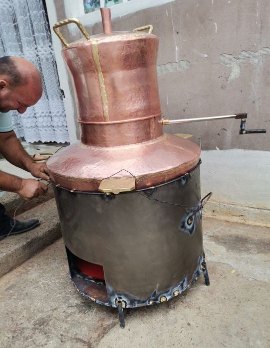 Vând un cazan de țuică din cupru alimentar capacitate de 90 litri cu f