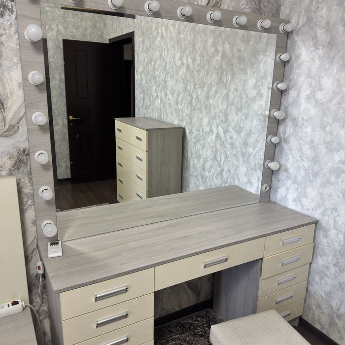 Мебель для спальни(кровать,2 тумбочки,комод,трюмо,шкаф,пуфик)