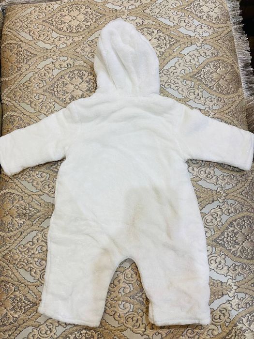 На девочку тёплый