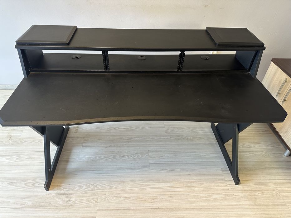 Thomann Studio Table XL Black е професионална студийна работна станция