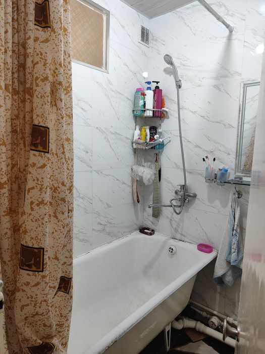 Продам  4 комнатную квартиру. Юнусабад 15 квартал.  Цена договорная.