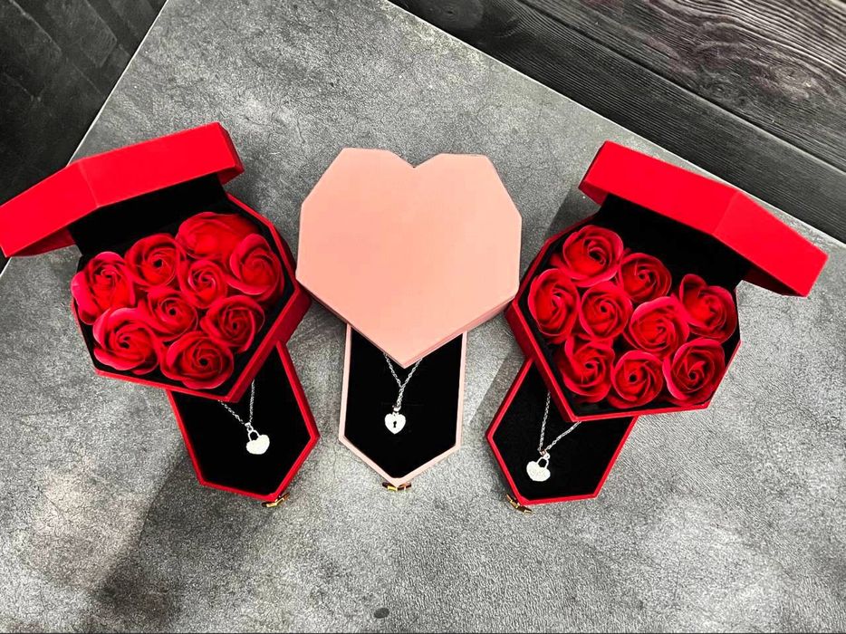 Романтический роза с украшением