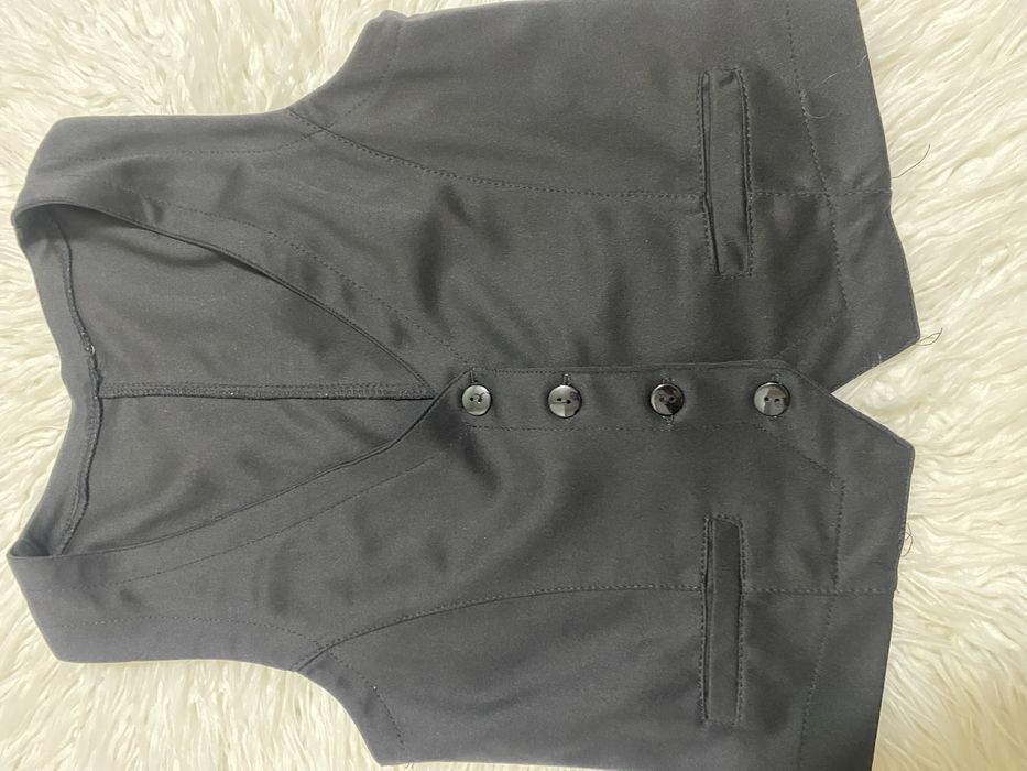 Vesta neagra si pantaloni raiat portocalii