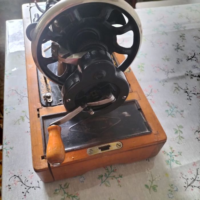 Ручная швейная машинка