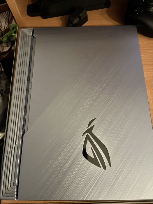 Laptop ASUS Strix 10750H / 16GB RAM / GTX 1650 Ti / 144Hz