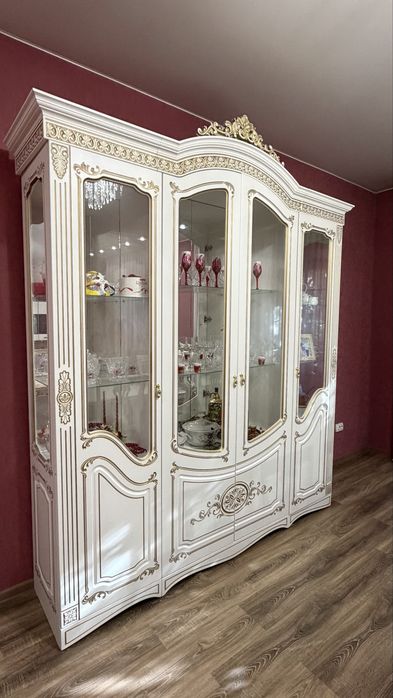 Продам шкаф,стол,8 стульев набор