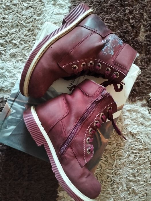 Продам зимние сапоги для девочки. Р-р 32. По стельке 20 см.