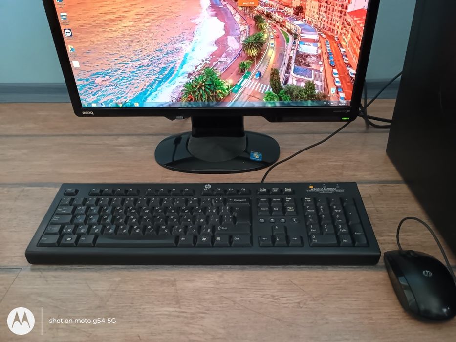 Напълно запазен настолен компютър HP, с качествен Full HD монитор BENQ ET 0026 NA, 21,5 инча, hp клавиатура и мишка, кабели