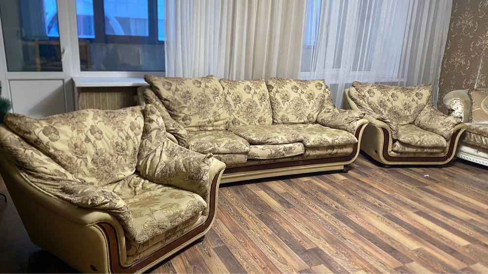 Продам диван с двумя креслами.