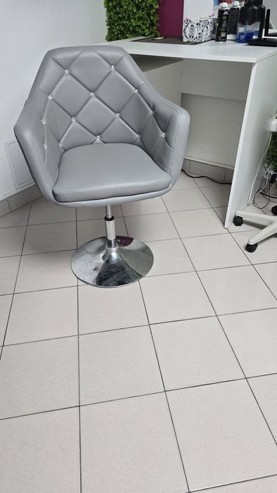 Scaun coafor aproape nou.