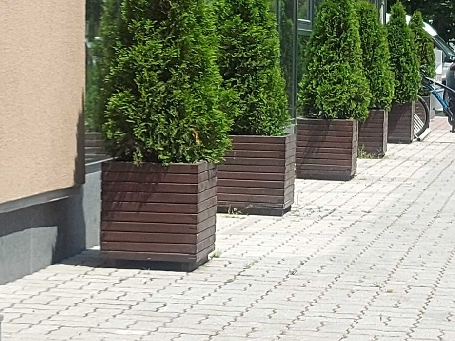 Jardiniere din lemn masiv