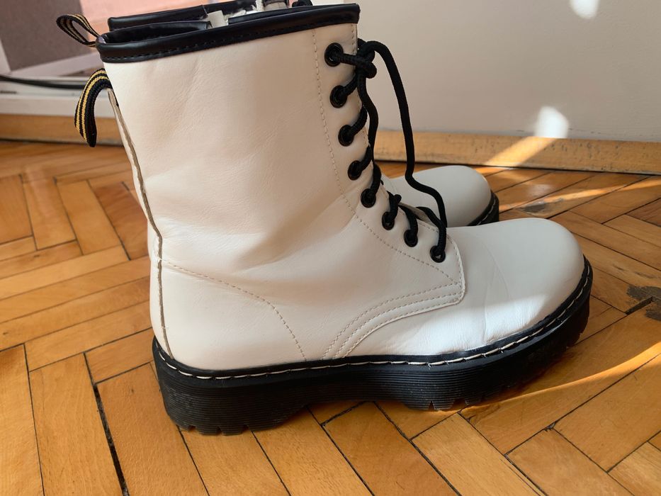 Дамски бели боти