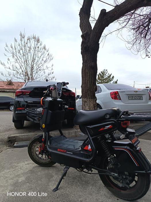 Bonvi skuter sotiladi bo'lib to'lashga ham beramiz 5.500 ga beriladi