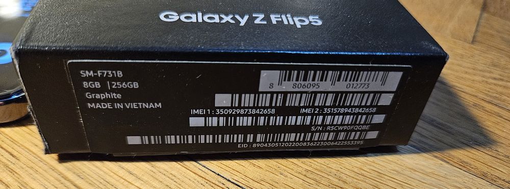 Samsung Galaxy Flip 5 de 256 pata pe display
