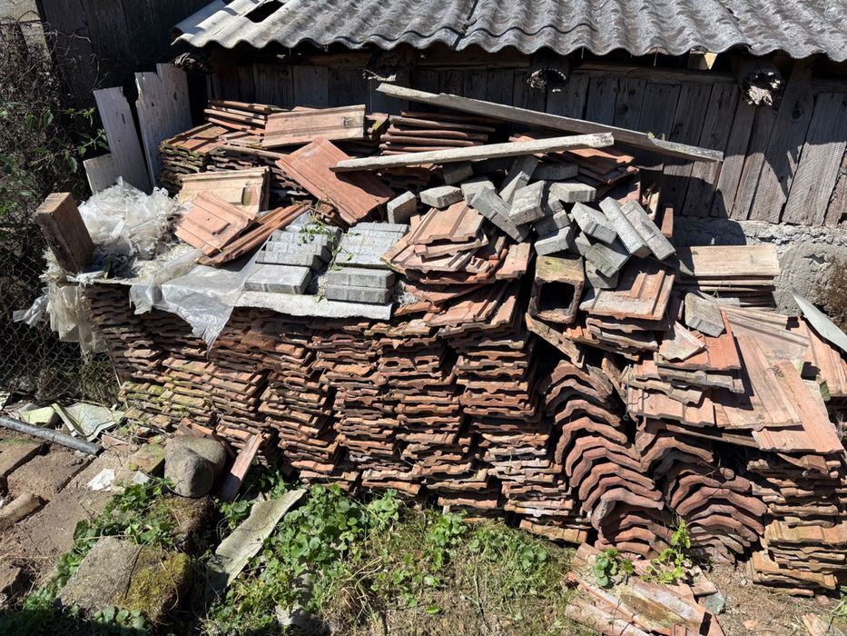 Vând țiglă ceramică veche și coame – Ideale pentru restaurări și proiecte rustice
