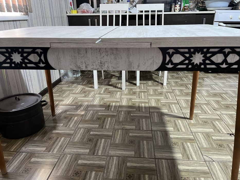 Продам стол в отличном состояний