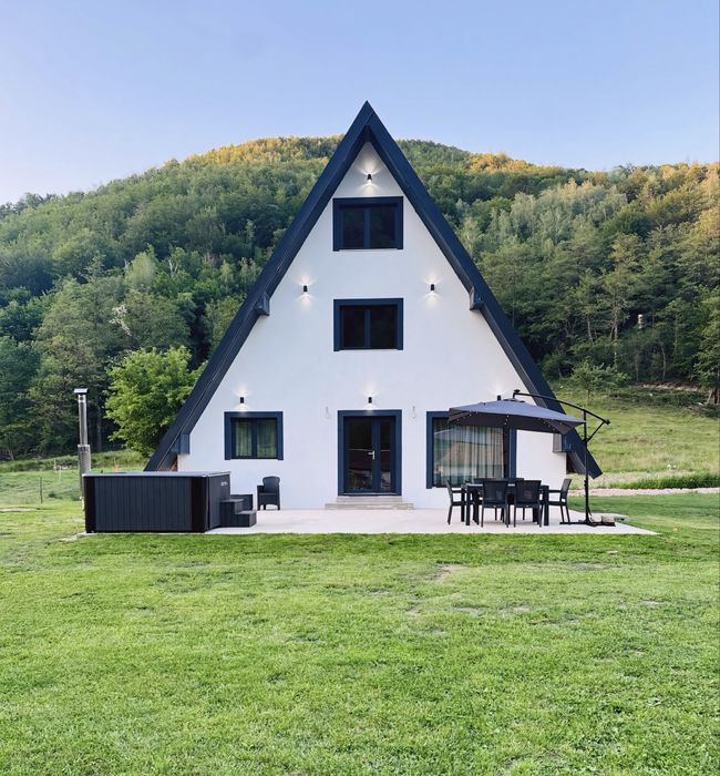 Sunny Hill Cab/ Cabană/ Casă de închiriat+ ciubăr/jacuzzi