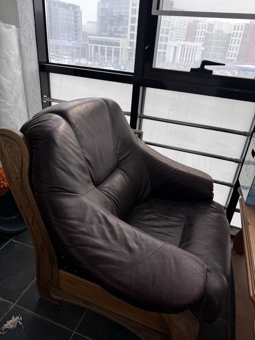 Диван кожаный вместе со столом