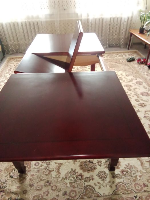 Стол в гостинной.